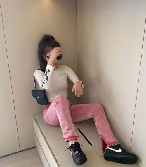 虞书欣将毒液袜穿得透光,当她下蹲的那刻,这腿该上保险了
