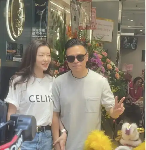郭可盈弟弟表店开张全家到贺,大姐小妹也在场,姐妹仨都像郭妈妈
