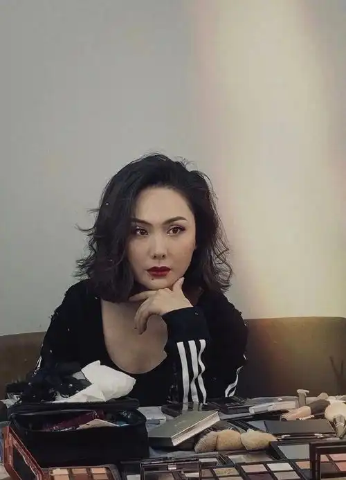 程莉莎晒美照,身穿低胸装红唇美发妩媚动人,老公却爱盒饭不看她
