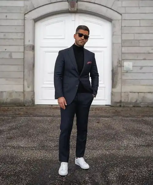 穿西装只搭配衬衫搭配高领毛衣更加实用时髦
