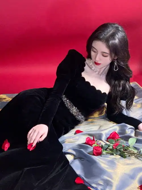 做一个会营造氛围感的女人,来和鞠婧祎学穿搭吧,chic又高级
