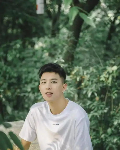 组图帅气白净的00后小奶狗,阳光下流着汗,楚楚可人的男孩
