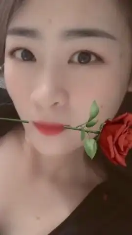 女朋友嘴叼玫瑰花,她是在暗示什么吗
