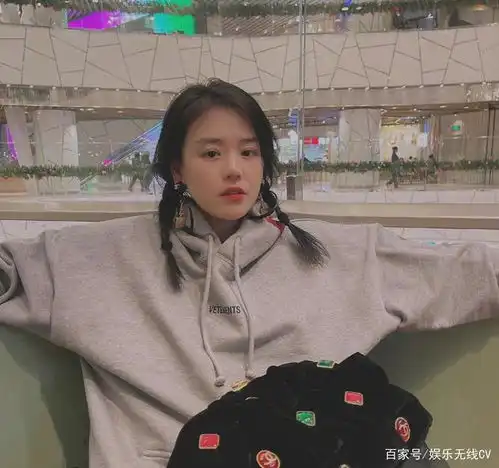 马思纯挽着张哲轩逛街,她的肚子凸起,小腿肿胀,走路速度也很慢
