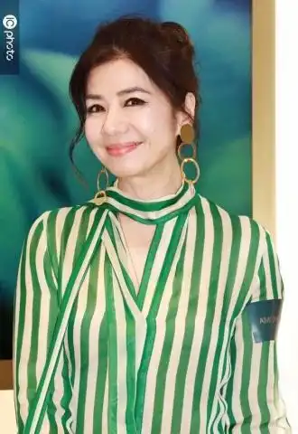 早年丧夫一生无子,59岁钟楚红穿一万4长裙仍活出女王范儿
