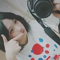 求拍照的女生头像玩乐器的女生头像,例如弹钢琴拉小提琴弹吉他等等之类的
