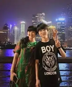 王者荣耀主播与英雄联盟主播的撕逼再升级嗨氏母亲出面帮儿子怼董小飒
