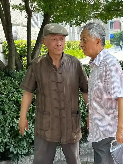 立夏后,建议六七十岁男人少穿这3种老头衫,显老油腻很廉价
