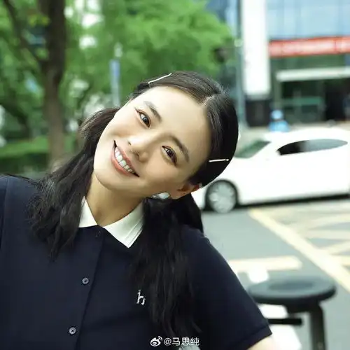 马思纯回应复胖后又自黑,怼脸俯拍秀细腿头大时身子自然就瘦了
