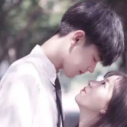 早恋必买的情侣物件,自以为藏的很深老师看破不说破而已
