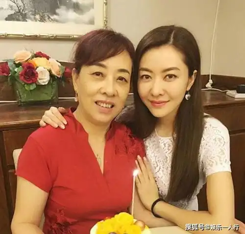 参观熊黛林在香港的家,老公对她百般疼爱,在家有个超大的衣帽间

