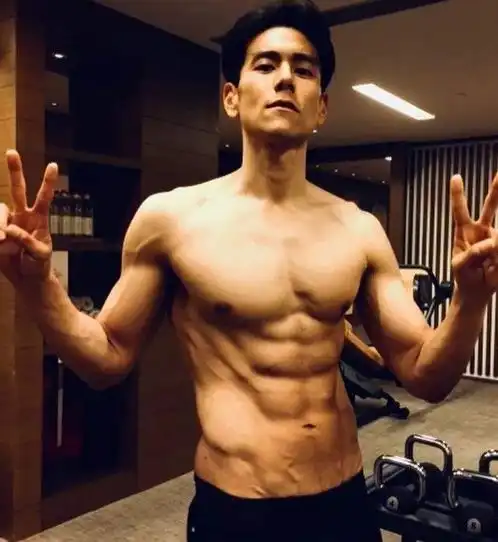 彭于晏这是我的腹肌,郭富城这是我的,王宝强敢和我比划一下吗
