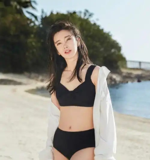 李冰冰身材真狠衬衫光腿穿,吊带露马甲线,马蜂腰70后少见
