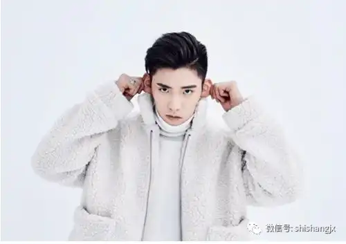 男人头发右分还是左分发型不存在男左女右,男生右分短发更常见
