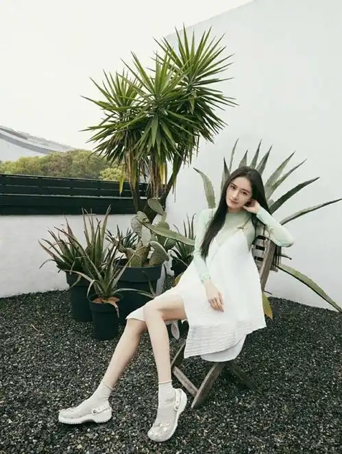 时尚女王杨幂为我们展露,春夏里的少女穿搭,这哪是34岁的妈
