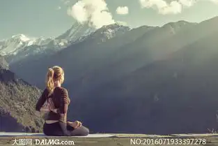 面朝着大山的瑜伽运动美女高清图片
