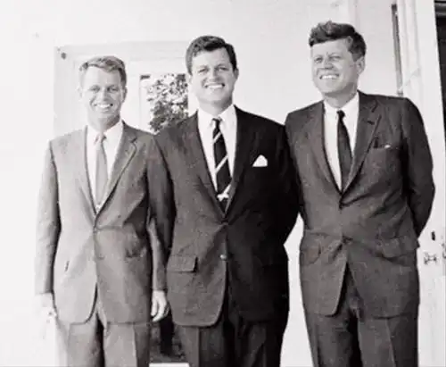 梦露风情万种唱生日歌,与肯尼迪兄弟三角私情,3人都死于非命
