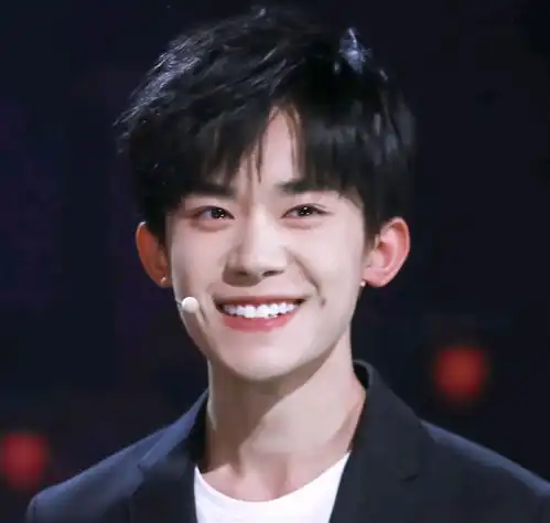 从寂寂无名到入围最佳男主,易烊千玺走了条,艰难的捷径
