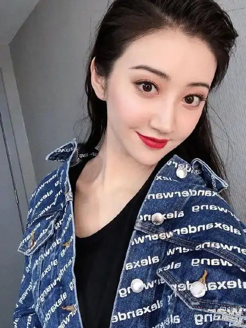 真正会打扮的女人,穿西装从不配衬衫,换上这款内搭才显瘦有气质
