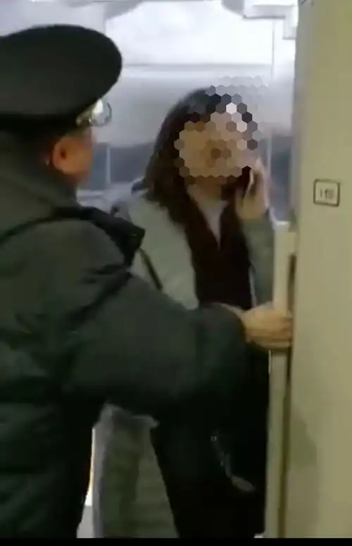 女教导主任高铁耍赖3分钟被停职,比堵门更可怕的,是社会对规则的漠视
