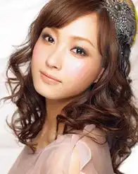 风情万种的卷发发型自然流露的知性美
