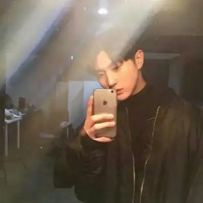 真人帅气好看男生头像拿手机
