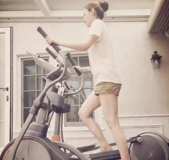 45岁李小冉在剧组玩健身器材,皮肤白皙紧致,很有都市美气质
