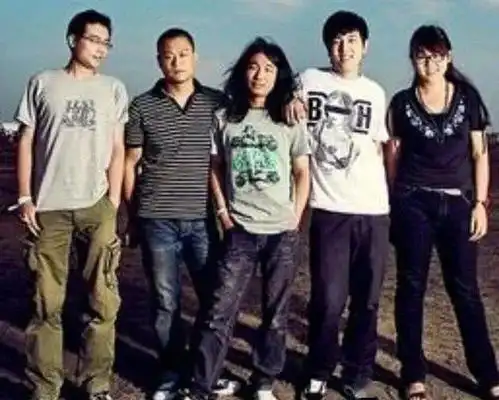 如此生活三十年,没能被杀死的万能青年旅店乐队

