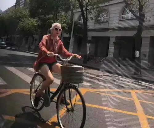 4位中国最美瑜伽奶奶坦白日常做到这3步,60岁也依然可以做少女
