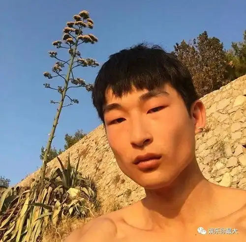 韩国最丑男模酷似牛魔王他可是挤进世界男模top50全世界办画展的艺术家
