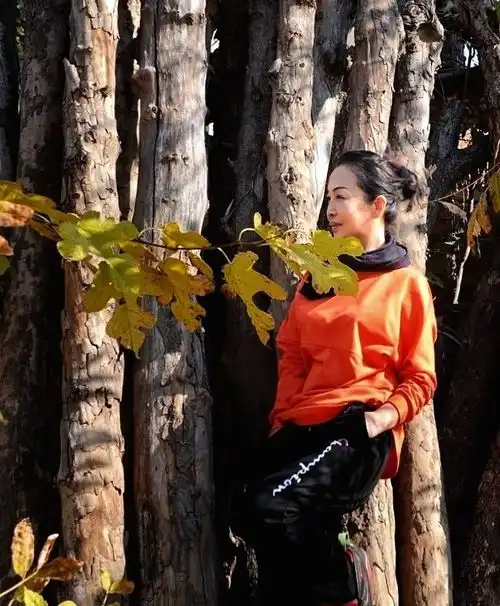 3张照片有4个瑕疵,5个摄影技巧,拍出中老年女性成熟稳重美
