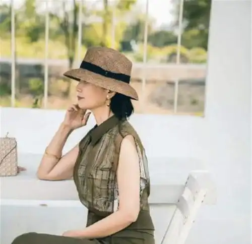 50女人别穿t恤了,没气质还土,学三木妈妈这样穿,年轻10岁不止
