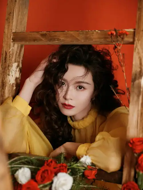 文咏珊港风复古时尚大片成熟妩媚
