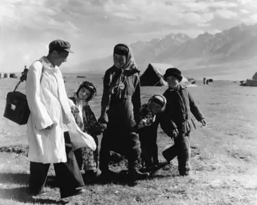 珍藏与时代同行,77张经典照片,看中国摄影人60年缩影
