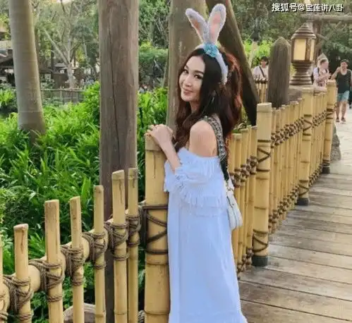 温碧霞扮兔女郎,大方与富豪老公秀恩爱,网友风情万种的妲己
