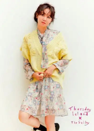 韩系美女iu再甜也被田园碎花风毁了,40岁孔孝真出场,这样hold住
