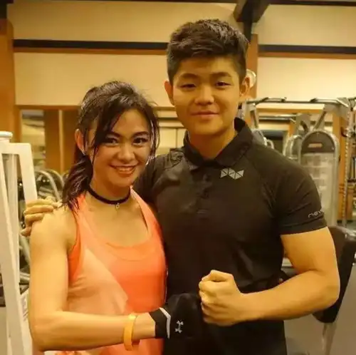 儿子晒出与妈妈合照,50岁妈妈被当成女友,儿子这是我亲妈
