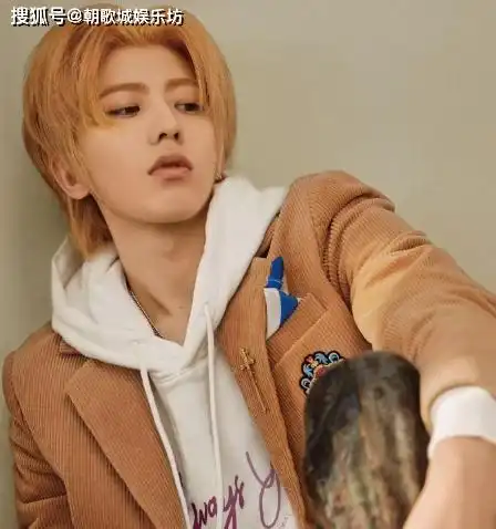 蔡徐坤又作妖了穿女装裤不满足还配长筒袜,不料成00后最爱
