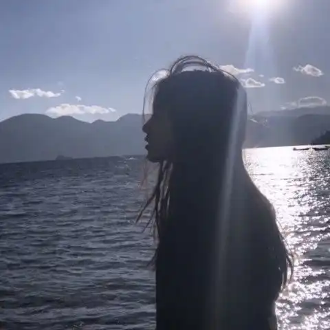 网易云评论女生头像过往一笔勾销,人生短暂,我不活在记忆里
