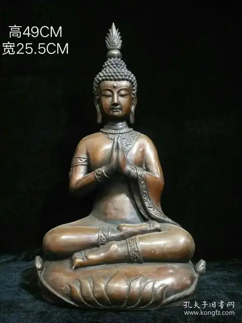 泰国回流老铜胎一尊,此尊佛像器形少见,色泽莹润,高贵典雅重量大约15斤尺寸高49cm,宽25.5cm泰国佛教区别不是宗教区别,而是艺术区别,审美风格不一样
