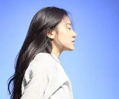 一个女生故意躲着你是什么意思
