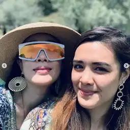 钟丽缇懒理争议与大女儿姐妹装出游,母女同框卖萌真的很像姐妹
