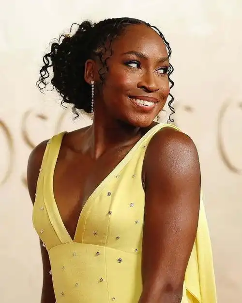 一袭黄裙亮相第97届奥斯卡颁奖礼,高芙不太习惯这样的打扮
