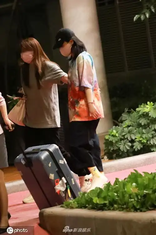 马思纯否认出国治疗抑郁症后首现身全副武装被人搀扶
