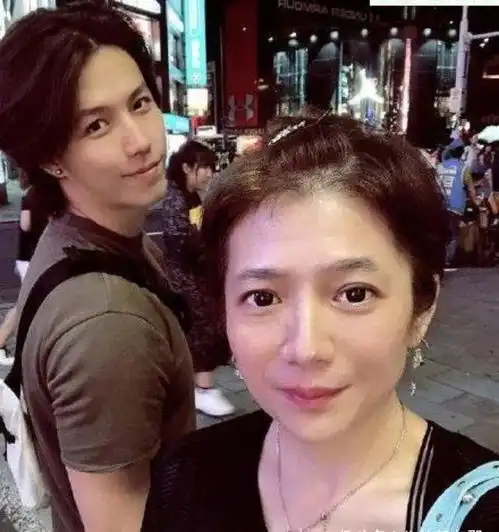 曾哲贞晒母女仨人同框照,50岁状态不输张庭,一双儿女颜值超高
