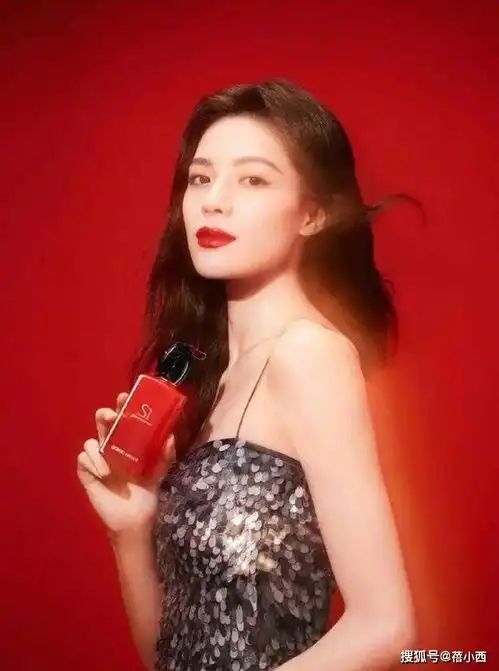 徐璐换了成熟风格后更耐看,穿吊带连衣裙配长卷发,比平常还高级
