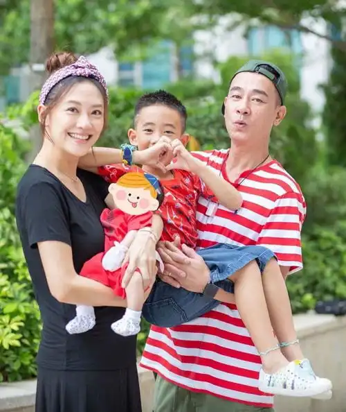 陈小春晒父子黑白照,被应采儿嫌弃,迷你版小春挥五星旗似爸爸
