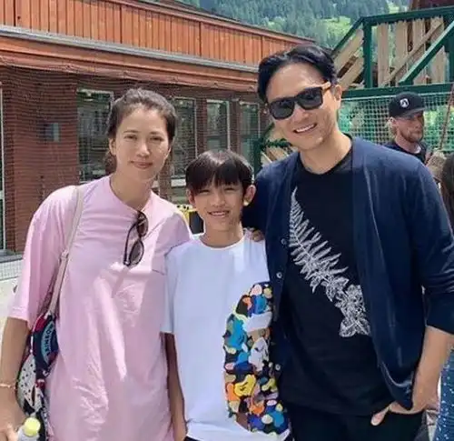 袁咏仪张智霖儿子发布不当言论,父母紧急道歉,魔童真要进娱乐圈
