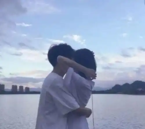 异性聊天时,对方突然玩消失发3条qq他立马秒回消息
