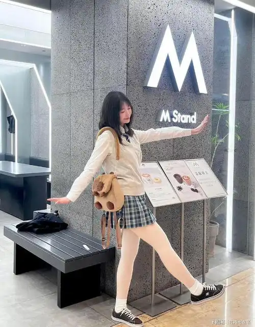 三十岁女生穿格子短裙和肉色丝袜
